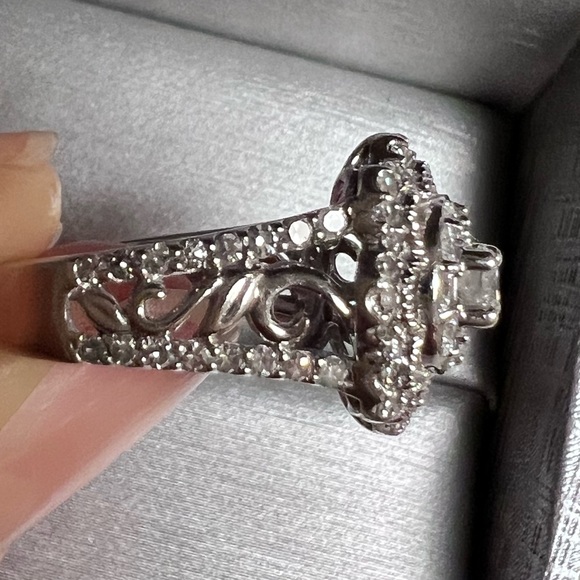 Simply Vera Vera Wang Diamond Flower Ring 🌸 - Picture 7 of 15